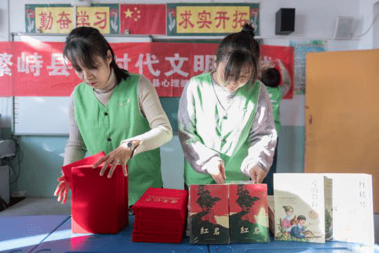 
繁峙心理协会走进下浪涧小学开展“诵读中华经典 营造书香校园 ”朗诵角逐运动|英亚官网(图1)